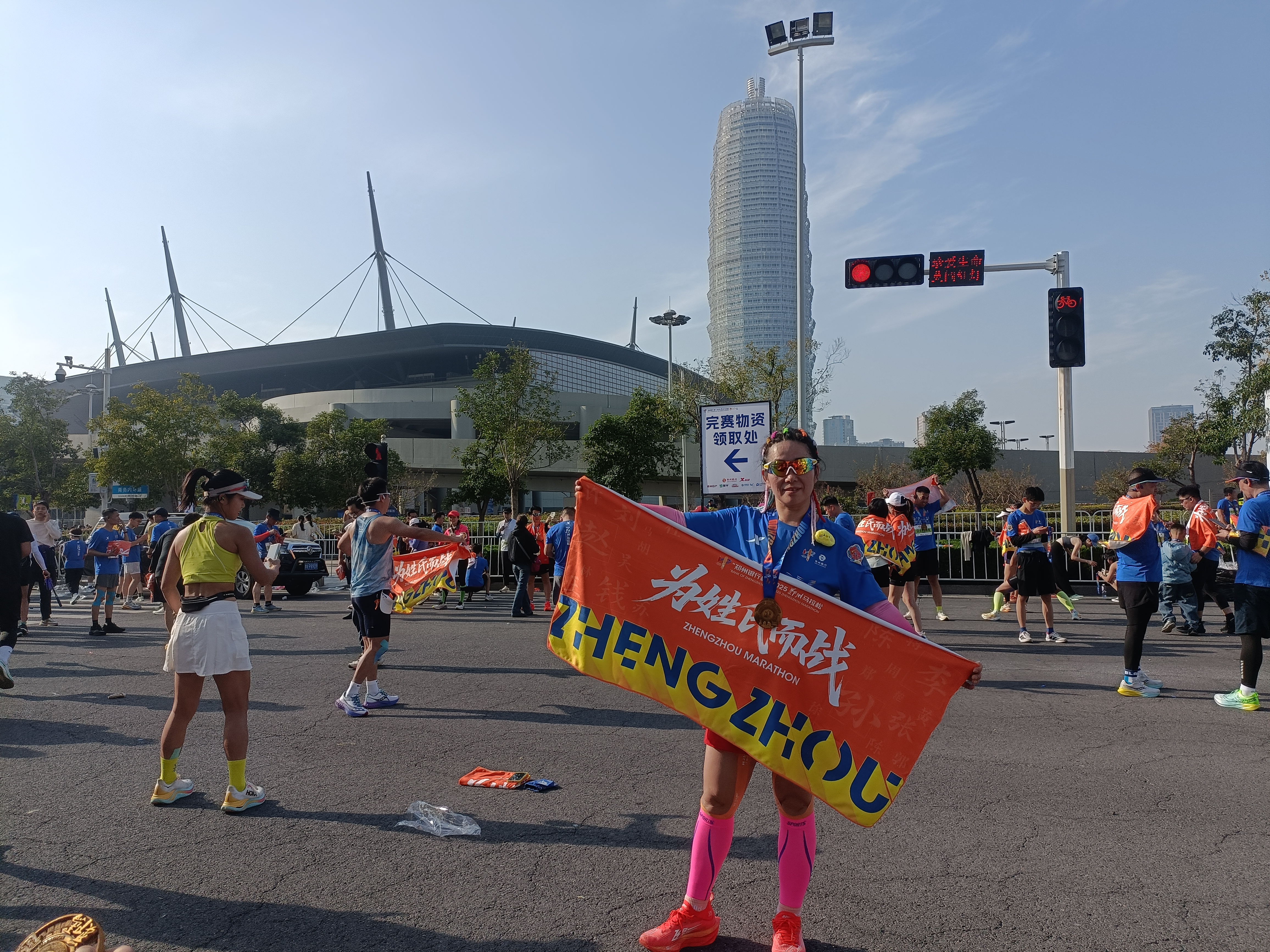 『为姓氏而战』2025郑州马拉松鸣枪开赛