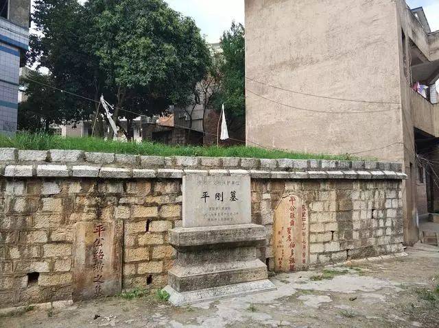 贵阳大营坡棚户区 夹着一座辛亥革命元老的墓