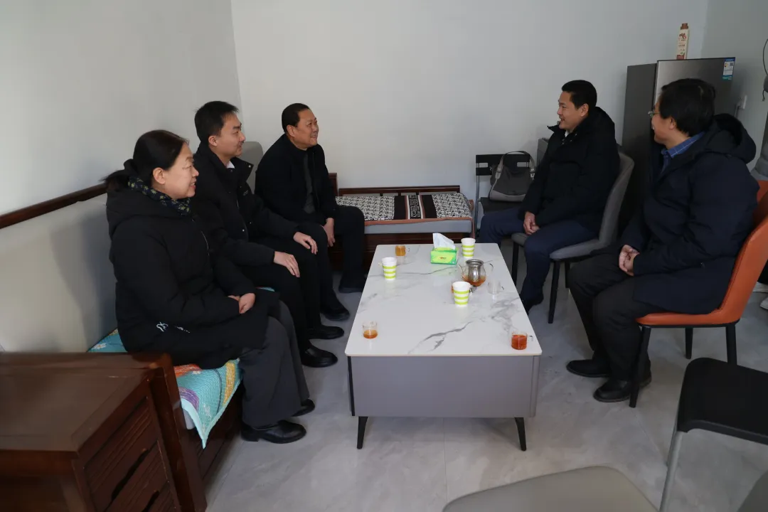 山东航空学院马克思主义学院党总支书记平金明、院长傅开梅一行到古城镇走访慰问驻村第一书记和困难群众