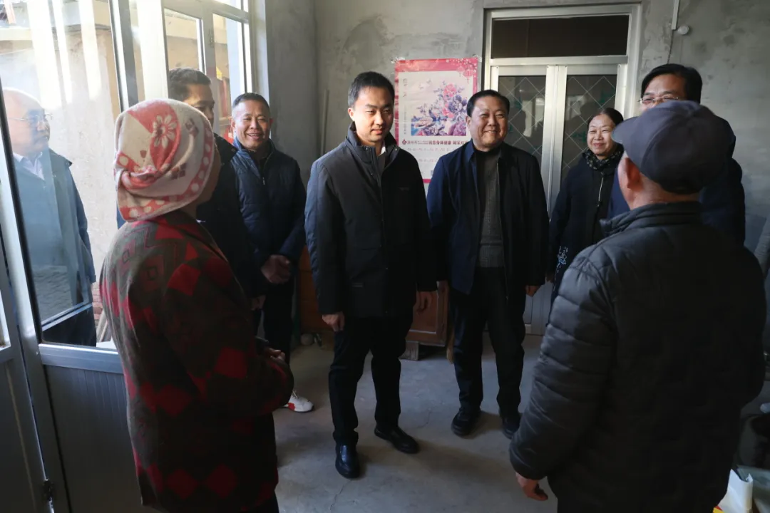 山东航空学院马克思主义学院党总支书记平金明、院长傅开梅一行到古城镇走访慰问驻村第一书记和困难群众